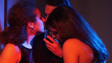 çok eşlilik, çok eşlilik, aşk üçgeni. Karanlık kulüpte flört eden üç genç