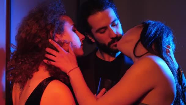 Beso Sensual Entre Tres Personas Oscuridad Sensuralidad Trío Poligamia — Vídeo de stock