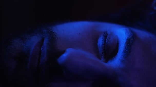 Ospalý Mladý Muž Posteli Otevírající Oči Trpící Nespavostí Poruchou Spánku — Stock video