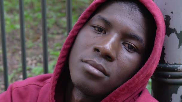 Triste Deprimido Joven Negro Africano Migrante Con Capucha Mirando Fijamente — Vídeo de stock