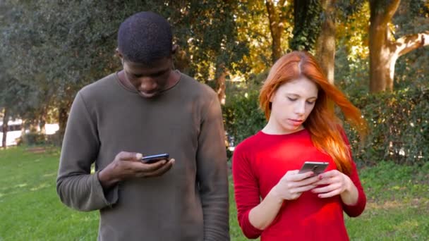 Jonge Zwarte Man Blanke Vrouw Met Behulp Van Smartphone Het — Stockvideo