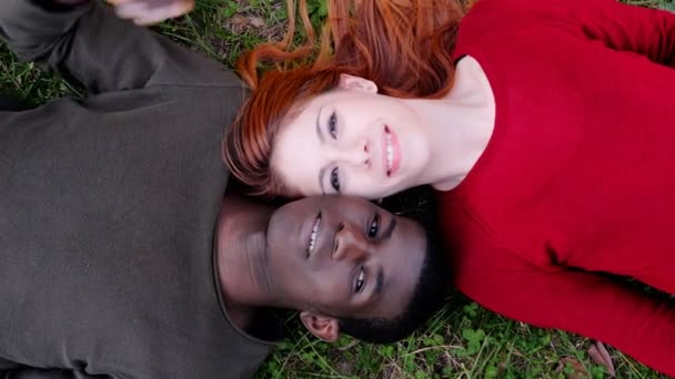Misturado Interracial Love Black Homem Mulher Branca Abraçando Deitado Gramado — Vídeo de Stock