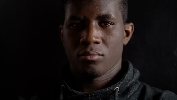Boos Vertrouwen Zwarte Man Alleen Het Donker Staren Naar Camera — Stockvideo