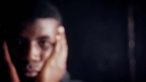Pensativo Hombre Africano Negro Preocupado Pensando Oscuridad Pensamientos Preocupaciones — Vídeo de stock