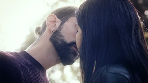 Jovens Amantes Bonitos Beijando Parque Amor Romance Natureza — Vídeo de Stock