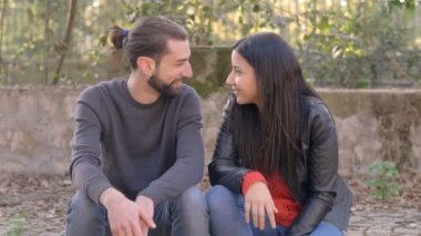öpücük reddedildi, aşkta hayal kırıklığı. Genç kadın parkta adam tarafından öpücük reddediyor
