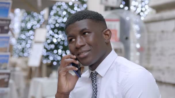 Hombre Afroamericano Usando Teléfono Inteligente Ciudad Joven Guapo Comunicándose — Vídeo de stock