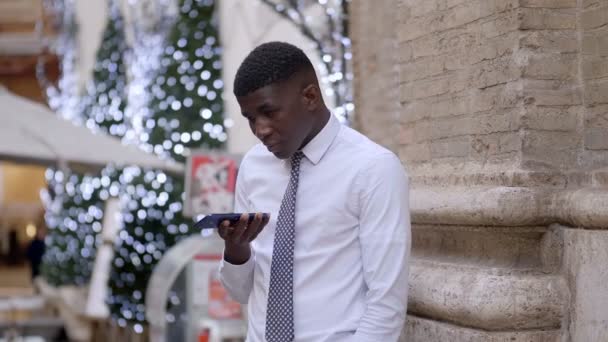 Homem Africano Americano Usando Telefone Inteligente Cidade Jovem Bonito Comunicando — Vídeo de Stock