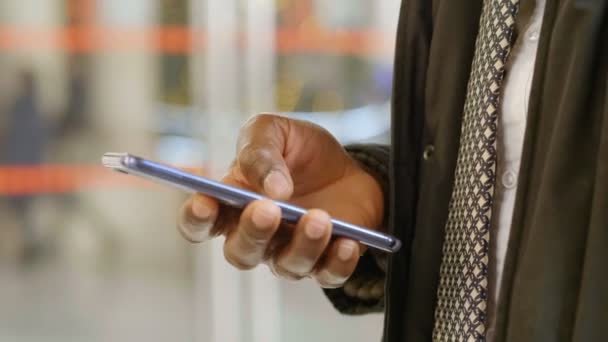 Hombre Afroamericano Usando Teléfono Inteligente Ciudad — Vídeos de Stock