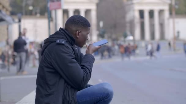 Afroameričan Používá Chytrý Telefon Městě Fešák Mladý Muž Komunikuje — Stock video