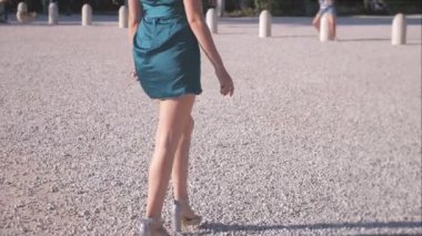 Modellik yaparak yürüyen zarif genç bir kadın.