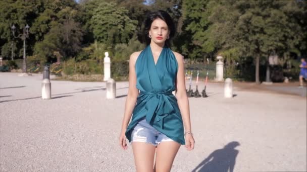 Wanita Muda Yang Elegan Berjalan Dengan Sikap Model — Stok Video