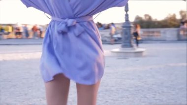 Modellik yaparak yürüyen zarif genç bir kadın.