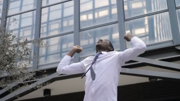 Retrato Joven Traje Con Los Brazos Levantados — Vídeo de stock