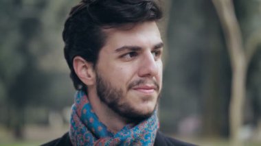 Parkta genç yakışıklı bir adam