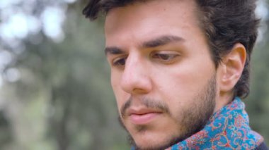 Parkta genç yakışıklı bir adam