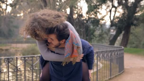 Sorrindo Jovem Correndo Pulando Nas Costas Seu Namorado Parque — Vídeo de Stock