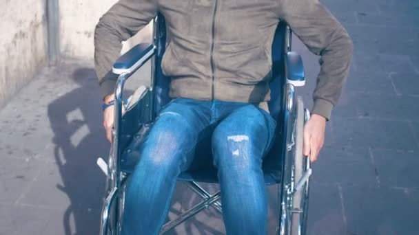 Mano Del Joven Discapacitado Empujando Silla Ruedas Acera — Vídeo de stock