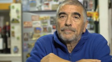 Olgun depresif düşünceli adam.