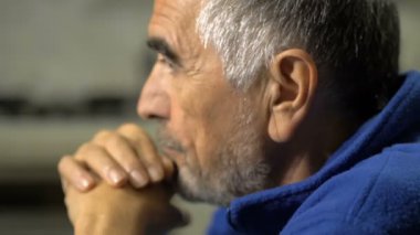 Olgun depresif düşünceli adam.
