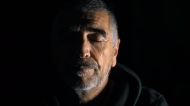 Olgun depresif düşünceli adam.