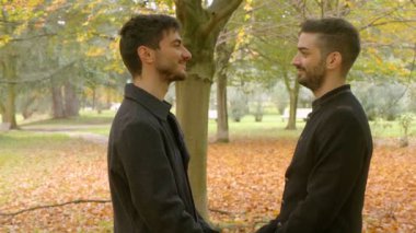 Genç eşcinsel çift randevuda.