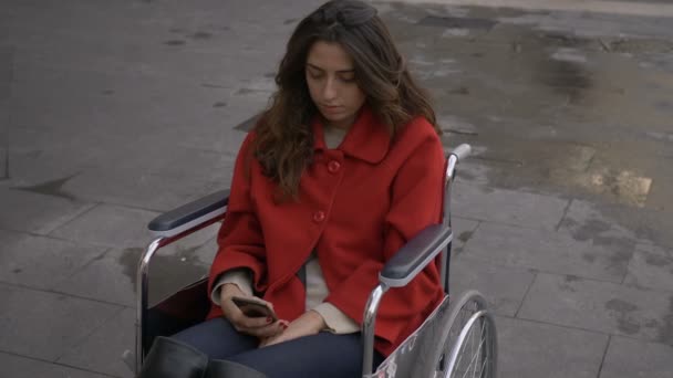Einsame Junge Frau Rollstuhl Tippt Der Stadt Auf Ihrem Smartphone — Stockvideo
