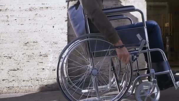 Młody Niepełnosprawny Człowiek Ręka Pchając Jego Wózek Chodniku — Wideo stockowe