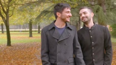 Genç eşcinsel çift randevuda.