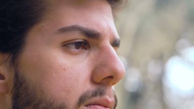 Parkta genç yakışıklı bir adam