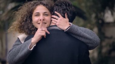 Romantik bir buluşma. Gölün kenarında genç bir çift..