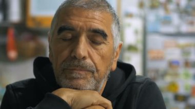 Olgun depresif düşünceli adam.