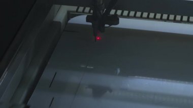 Covid 19 - lazer makinesi sosyal mesafeyi sağlamak için pleksiglas kesiyor