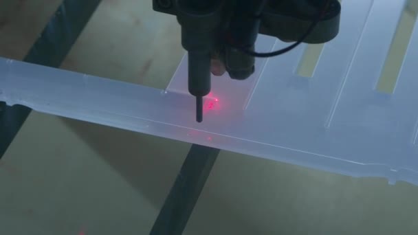 Covid Plexiglas Corte Máquina Laser Para Permitir Distanciamento Social — Vídeo de Stock