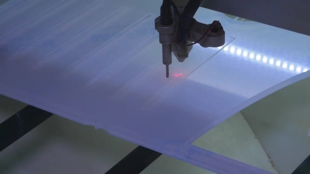 Covid Lasermachine Snijden Plexiglas Sociale Afstand — Stockvideo