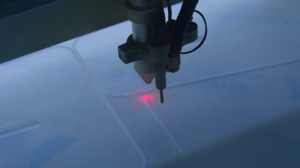 Covid Plexiglas Découpe Laser Pour Permettre Distanciation Sociale — Video
