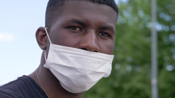 Cerrahi Maske Takan Genç Bir Afrikalı — Stok video