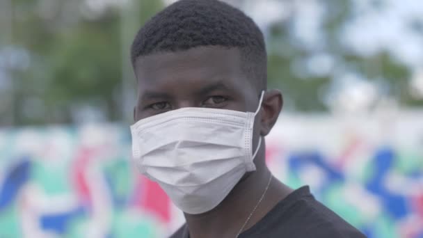 Joven Africano Usando Máscara Quirúrgica — Vídeos de Stock