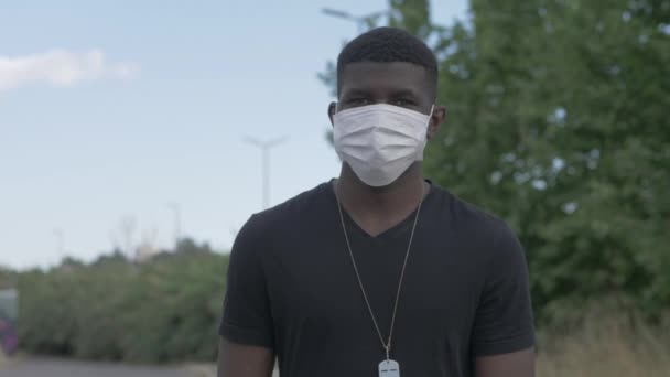 Cerrahi Maske Takan Genç Bir Afrikalı — Stok video