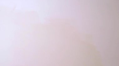 İşçi el boyama duvarı