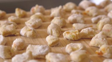 Kesme tahtasına yeni yapılmış gnocchi 'nin sabit kamerası.