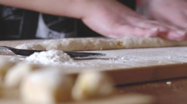 Becerikli eller tipik İtalyan makarnası hazırlıyor.