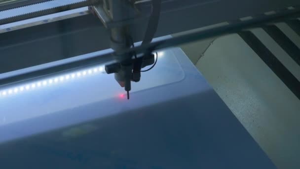 Covid Lasermachine Snijden Plexiglas Sociale Afstand — Stockvideo