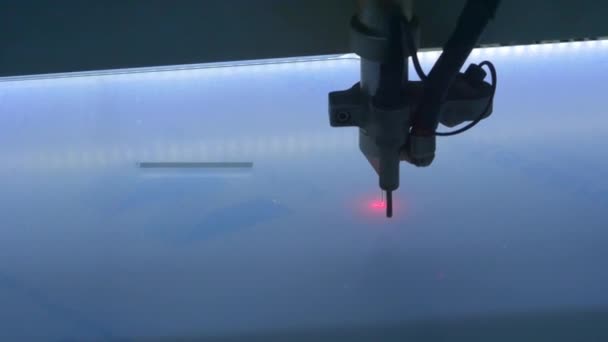 Covid Lasermaschine Schneidet Plexiglas Soziale Distanzierung Ermöglichen — Stockvideo