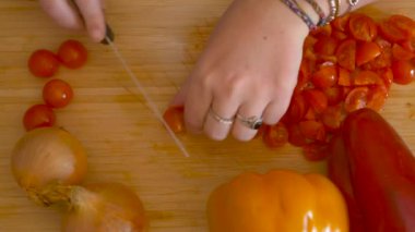 Kiraz domatesli spagetti pişiriyorum.