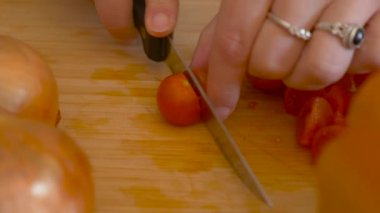 Kiraz domatesli spagetti pişiriyorum.