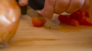 Kiraz domatesli spagetti pişiriyorum.