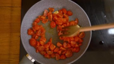 Kiraz domatesli spagetti pişiriyorum.