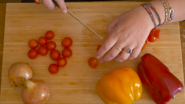 Cocinar Espaguetis Con Tomates Cherry — Vídeo de stock