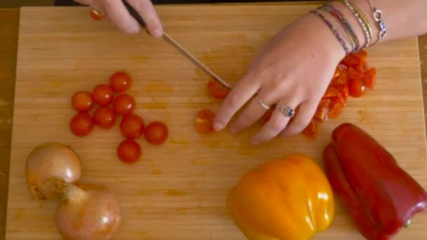 Matlagning Spaghetti Med Körsbärstomater — Stockvideo
